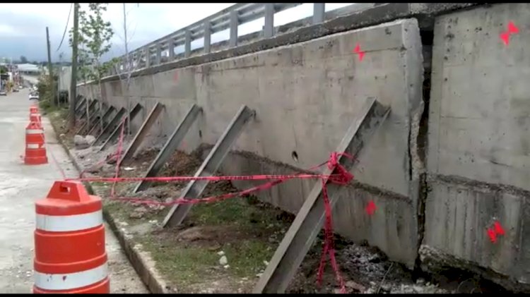Apuntalan muro en Paso Exprés y rellenan grieta