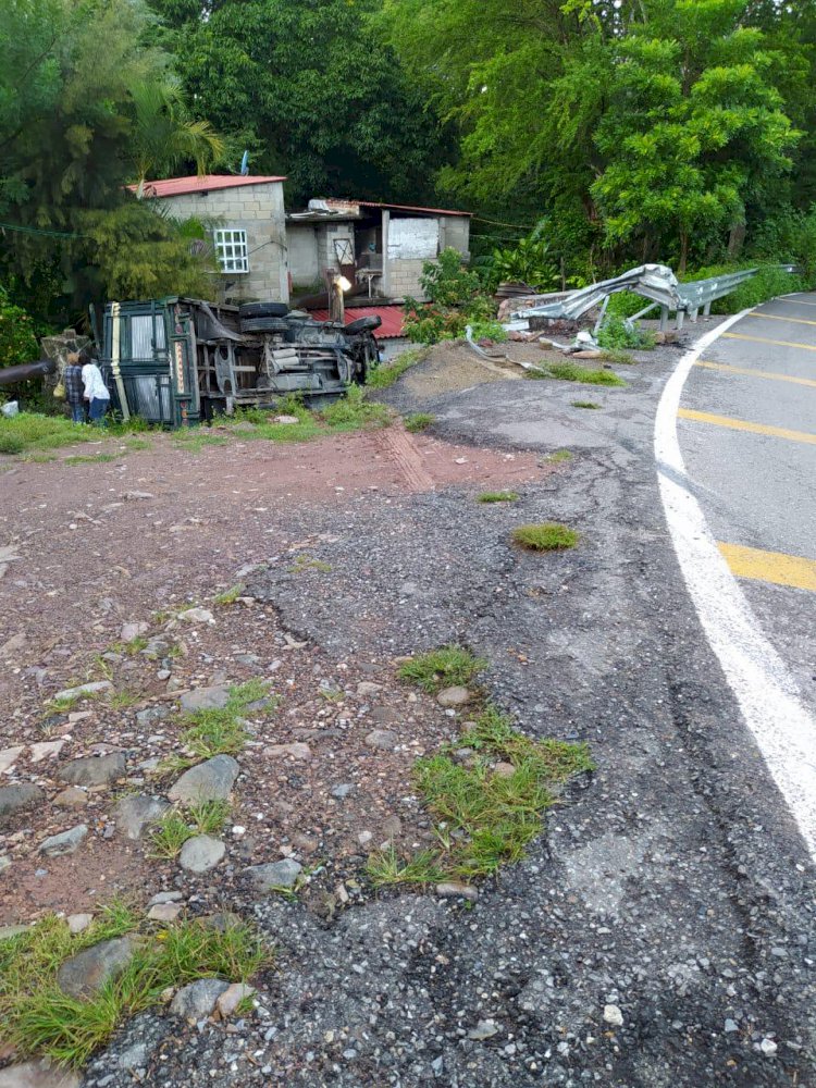 Accidente vial entre Las Grutas y Coatlán
