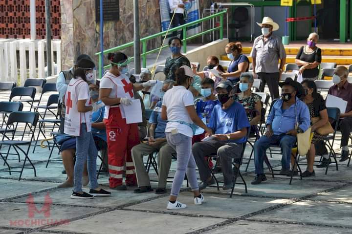 Sin problemas relevantes avanza vacunación en el Poniente