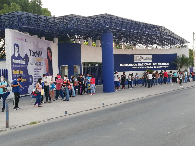 Largas filas de maestros que acudieron a recibir la vacuna