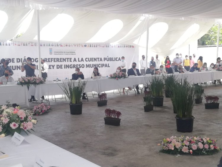 Alcaldes y diputados trabajan en las leyes de ingresos municipales