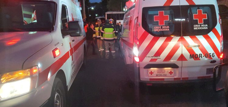 Hay 4 personas hospitalizadas tras el choque de autobús en Tepoztlán
