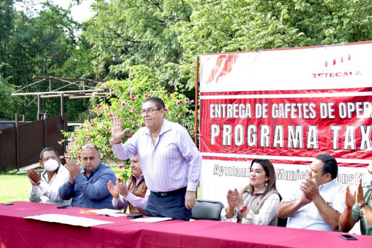 Entrega Víctor Mercado gafetes a operadores certificados en Tetecala
